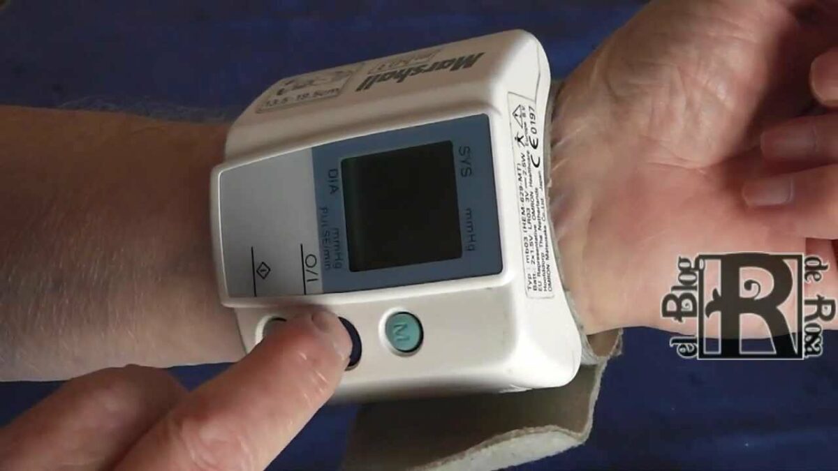 Video: Cómo medir la presión arterial usando un tensiómetro manual